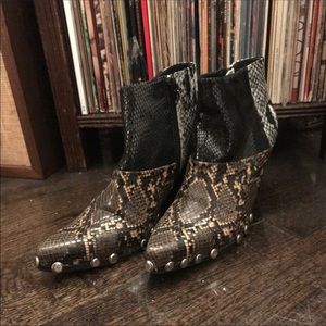 Jeffrey Campbell snakeskin booties! 🐍